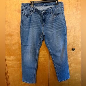 Old Navy Women's Mid-Rise Wow Boyfriend ankle Jeans in a size 14